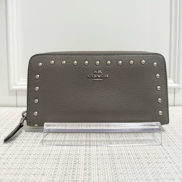 🤎🩶 SOLD - Coach Lyla Studded Rivet Taupe Clutch Bag & Matching Wallet Set - Picture 11 of 17